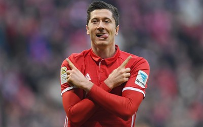 xingkong热评-世界杯夺冠后家乡为他立雕像