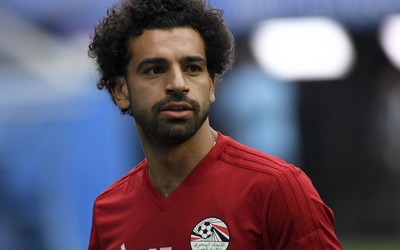 xingkong-佩洛娃庆祝时指向天空